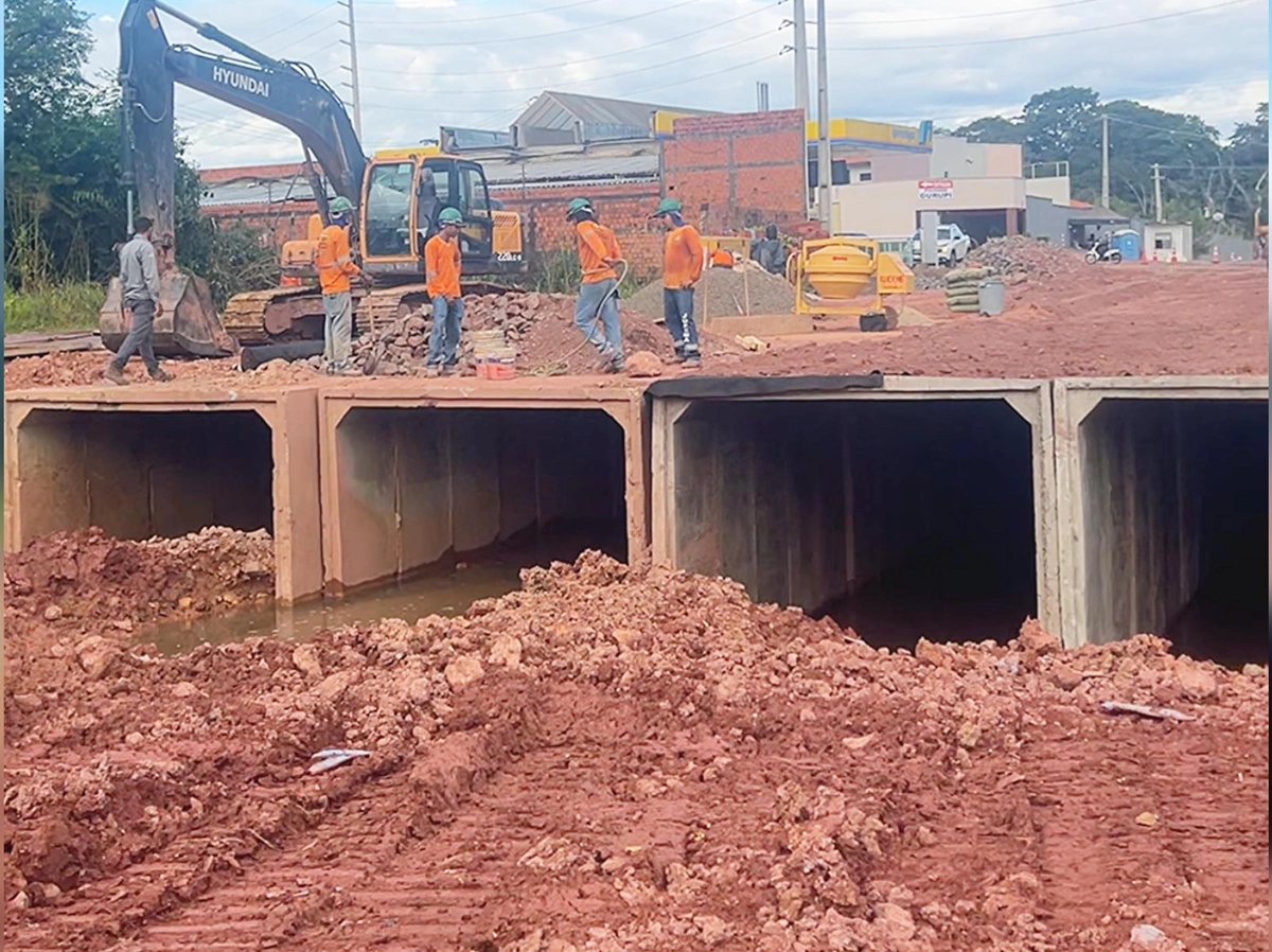 Obras da galeria de macrodrenagem na BR 343