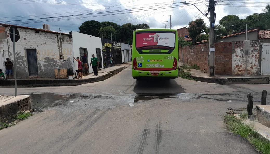 Ônibus seguia na preferencial, na Rua Joel Loureiro
