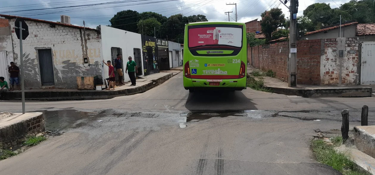 Ônibus seguia na preferencial, na Rua Joel Loureiro