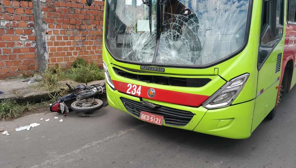 Ônibus teve apenas danos na parte dianteira