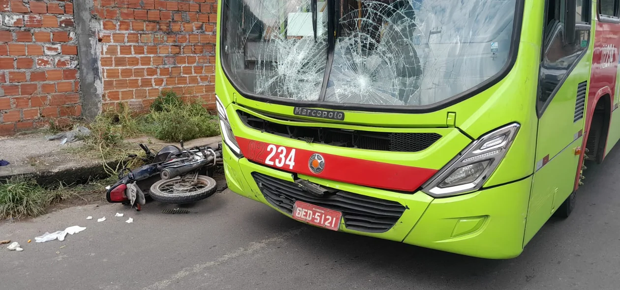 Ônibus teve apenas danos na parte dianteira