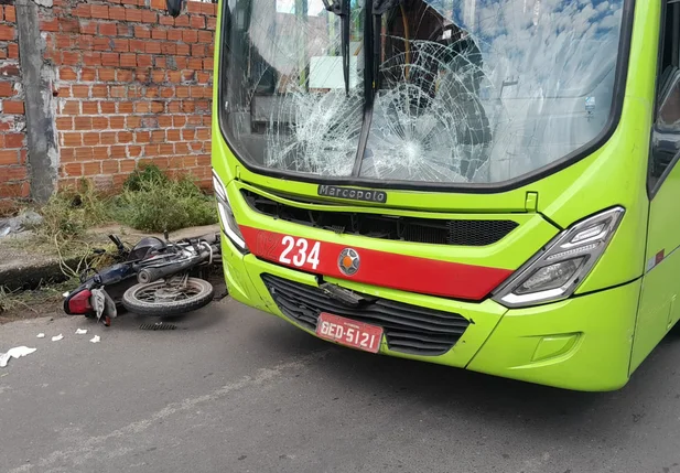 Ônibus teve apenas danos na parte dianteira