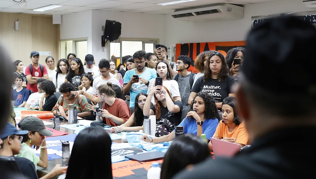 Os estudantes conversaram demandas com o reitor