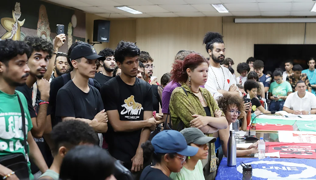 Os estudantes ocuparam o local desde 9h