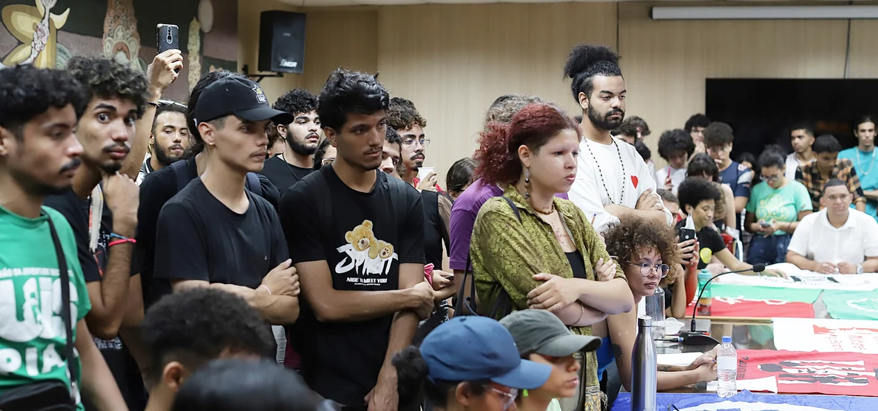 Os estudantes ocuparam o local desde 9h