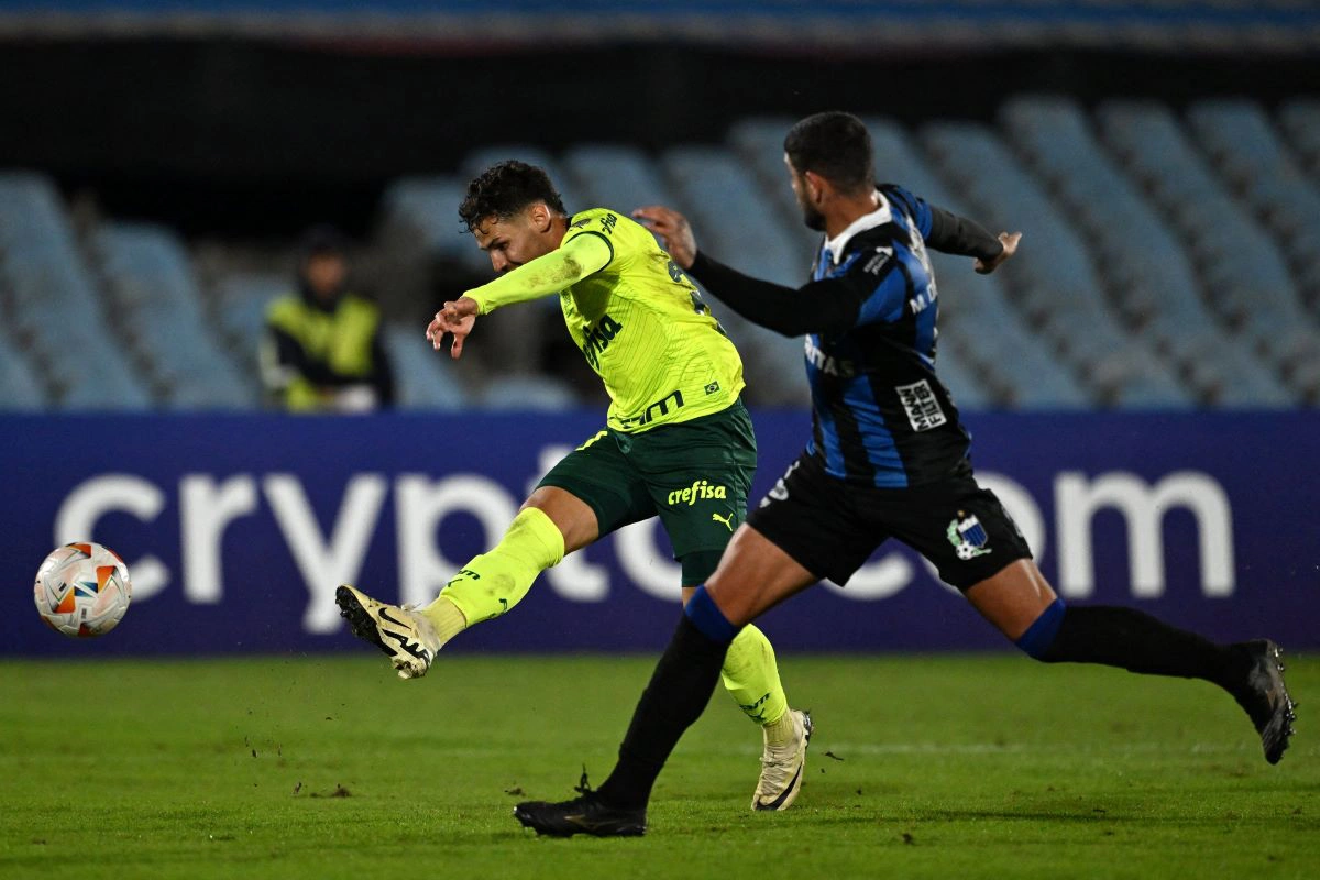 Palmeiras vence Liverpool e assume liderança do grupo