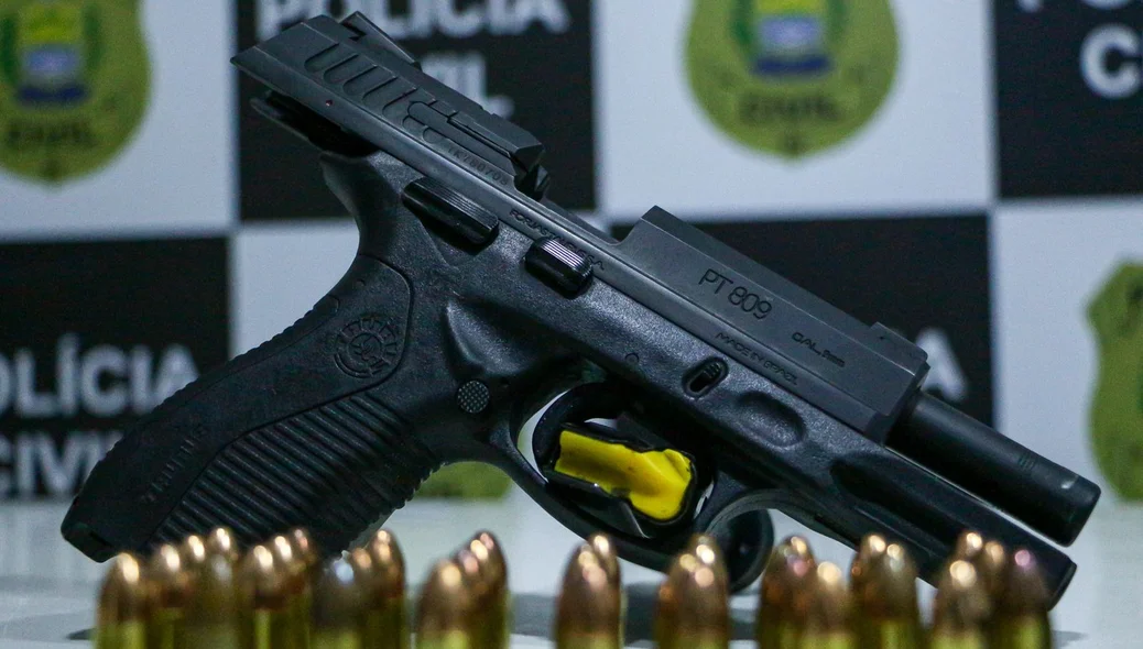 Pistola e munições apreendidas