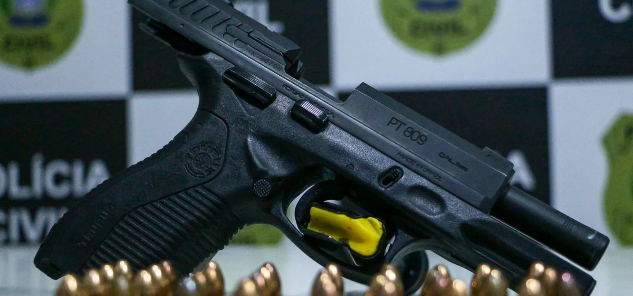 Pistola e munições apreendidas