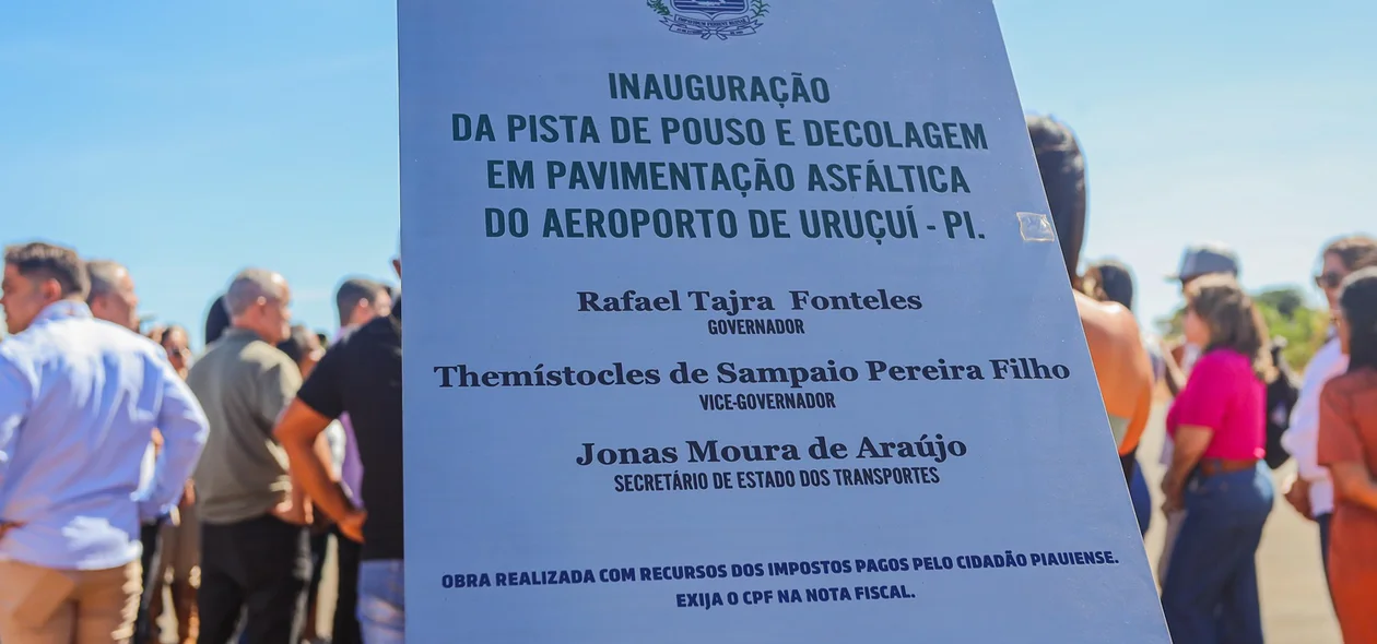 Placa da nova pista de pousos em Uruçuí