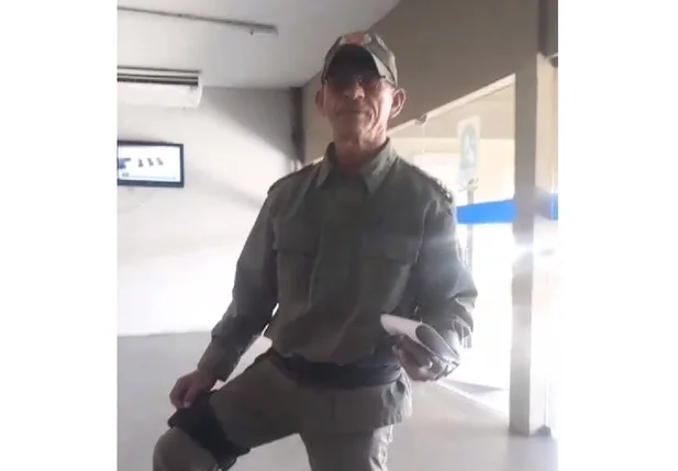 PM usando tornozeleira eletrônica