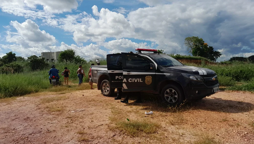 Policiais do DHPP no local do crime