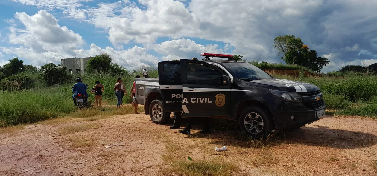 Policiais do DHPP no local do crime