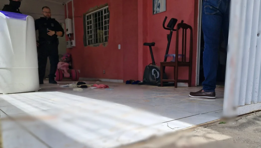 Policial foi alvejado dentro de casa