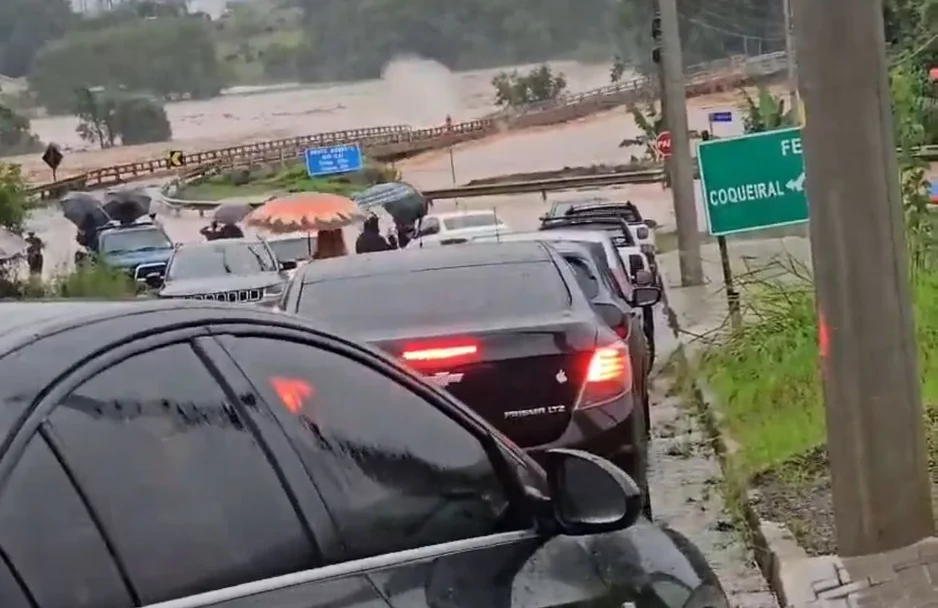 Ponte desaba no Rio Grande do Sul