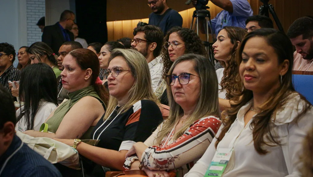 População acompanhando a 2ª Conferência ClimaTHE