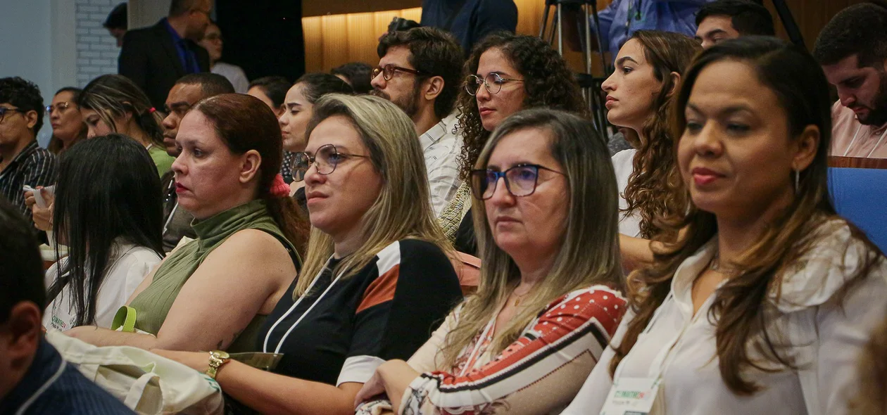 População acompanhando a 2ª Conferência ClimaTHE