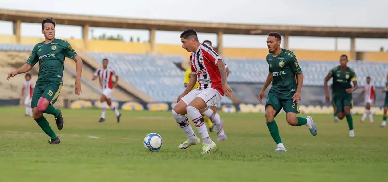Posse de bola do River contra o Altos