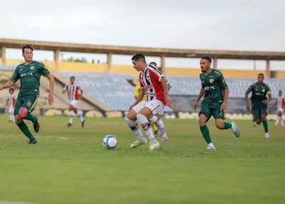 Posse de bola do River contra o Altos