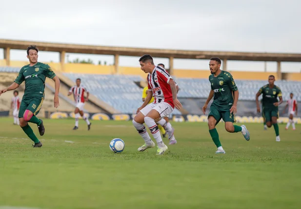 Posse de bola do River contra o Altos