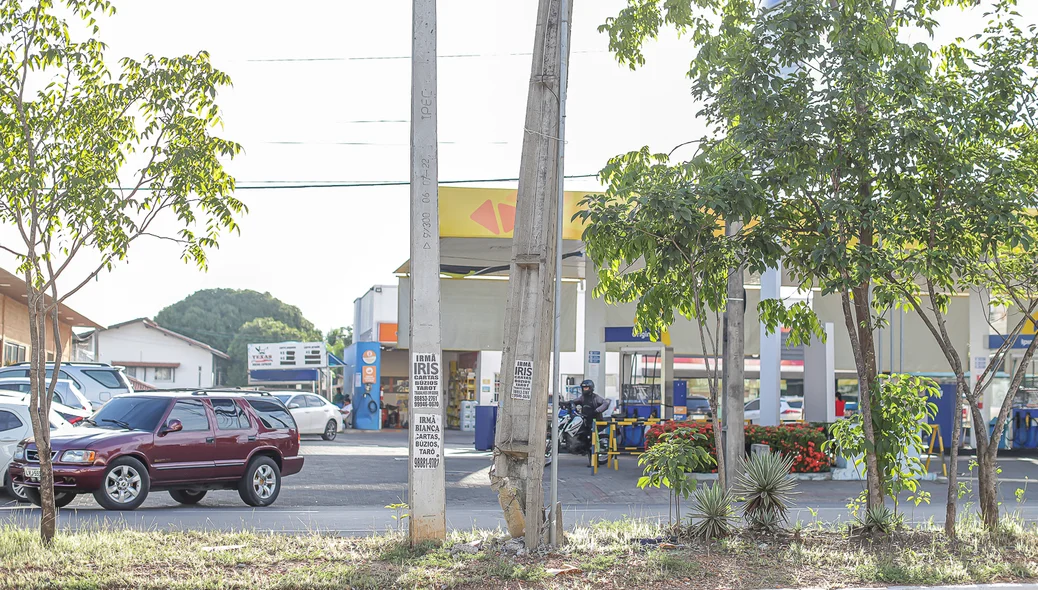 Poste com risco de queda na avenida Zequinha Freire