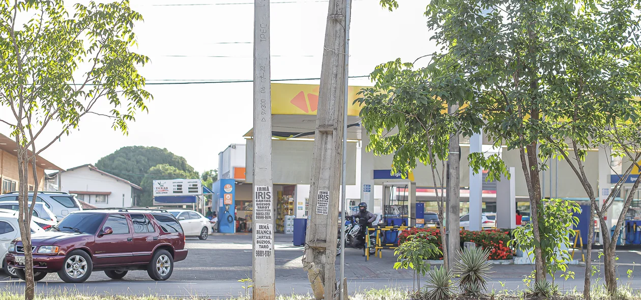 Poste com risco de queda na avenida Zequinha Freire