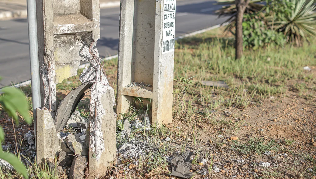 Poste de energia danificado por acidente