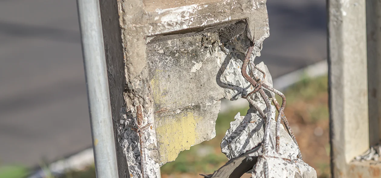 Poste totalmente destruído