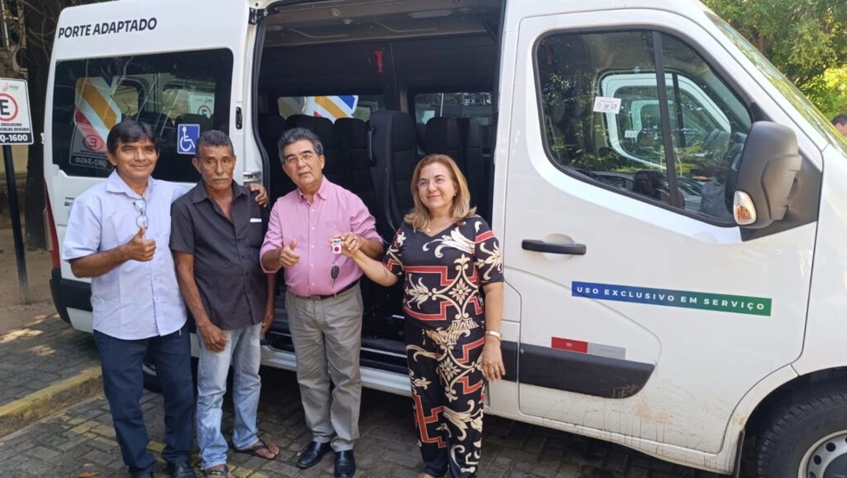 Prefeita Vilma Lima recebe veículo adaptado para transporte de pacientes