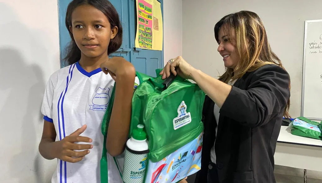 Prefeitas Ivanária Sampaio entregando os kits