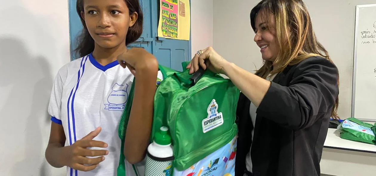 Prefeitas Ivanária Sampaio entregando os kits