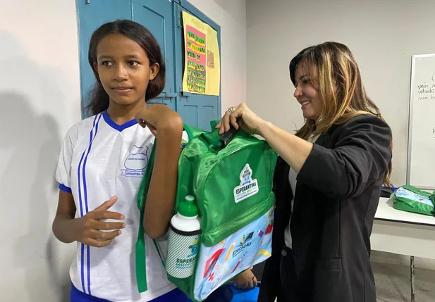 Prefeitas Ivanária Sampaio entregando os kits