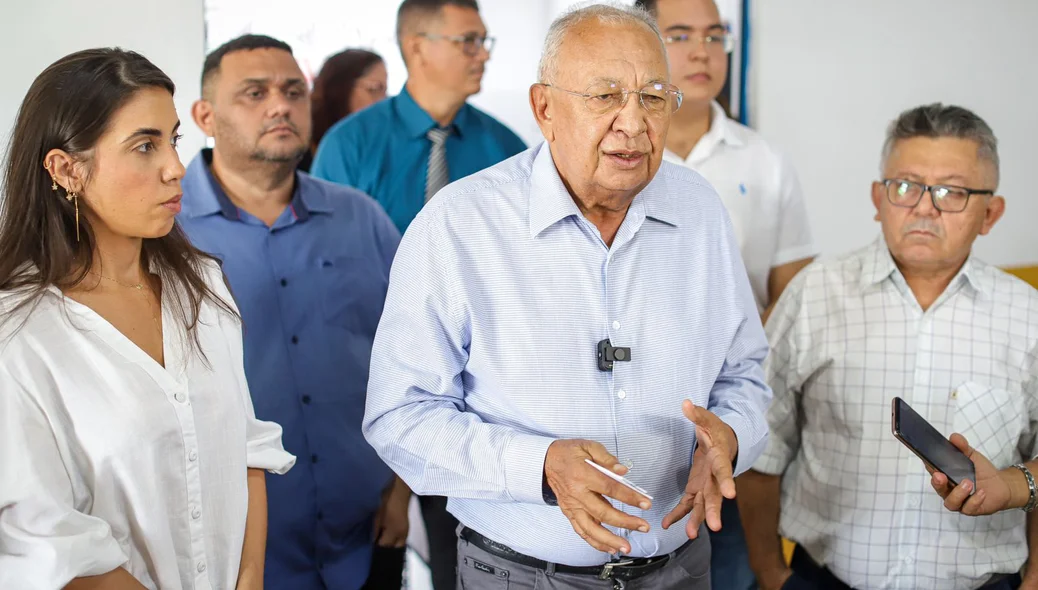 Prefeito Dr. Pessoa durante entrega do mercado