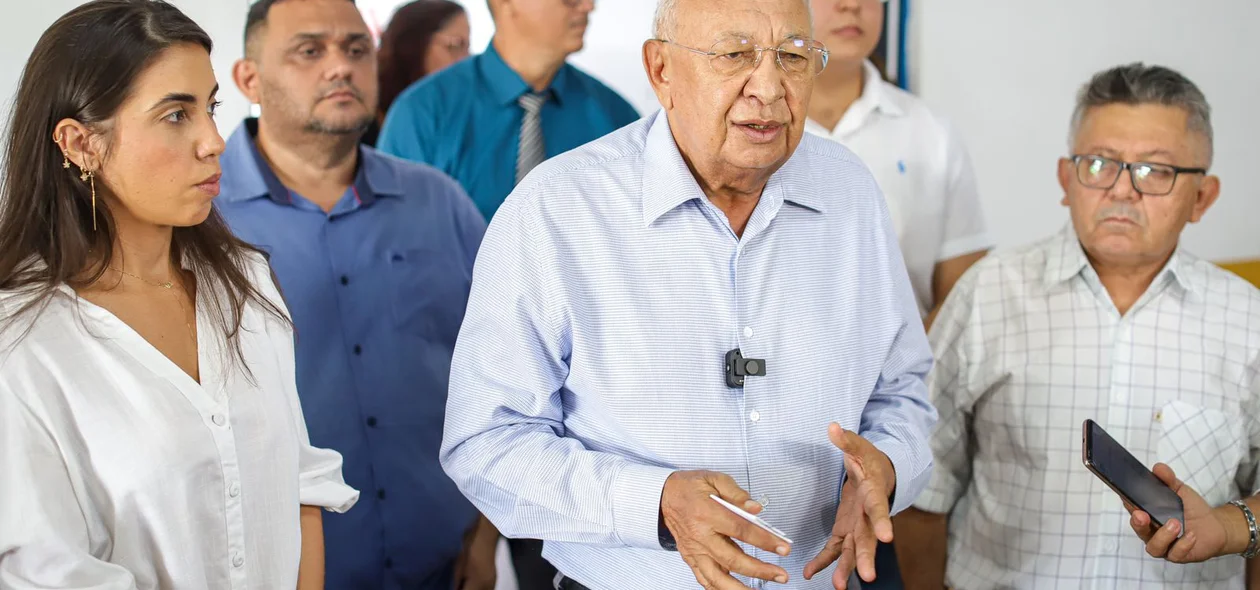 Prefeito Dr. Pessoa durante entrega do mercado