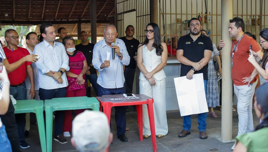 Prefeito Dr. Pessoa na entrega de títulos de imóveis