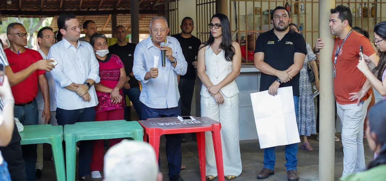 Prefeito Dr. Pessoa na entrega de títulos de imóveis
