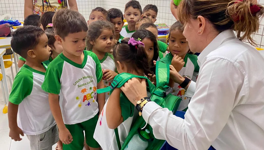 Prefeitura de Esperantina entrega kits escolares para alunos da rede municipal