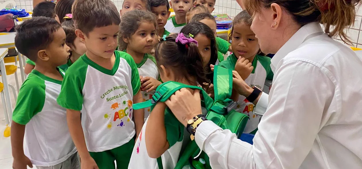 Prefeitura de Esperantina entrega kits escolares para alunos da rede municipal