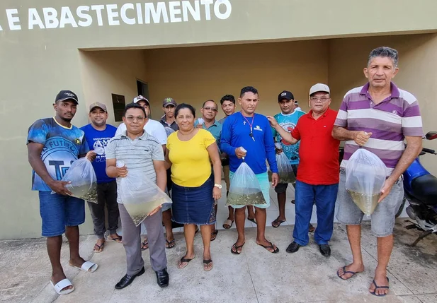 Prefeitura de Joaquim Pires entrega alevinos aos piscicultores do município