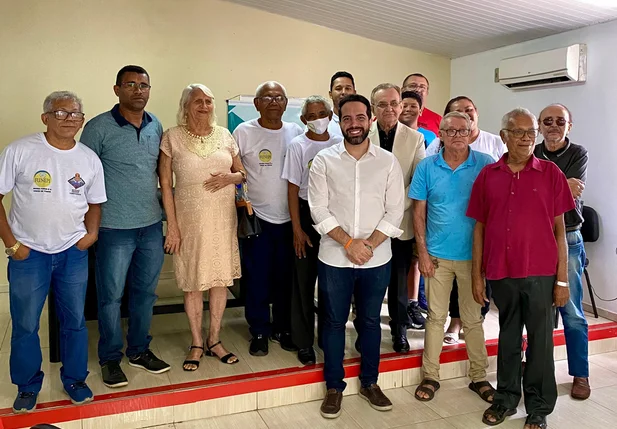 Professor Tonny Kerley destaca participação popular em reunião