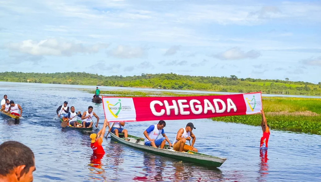 Regata de canoa em Joaquim Pires