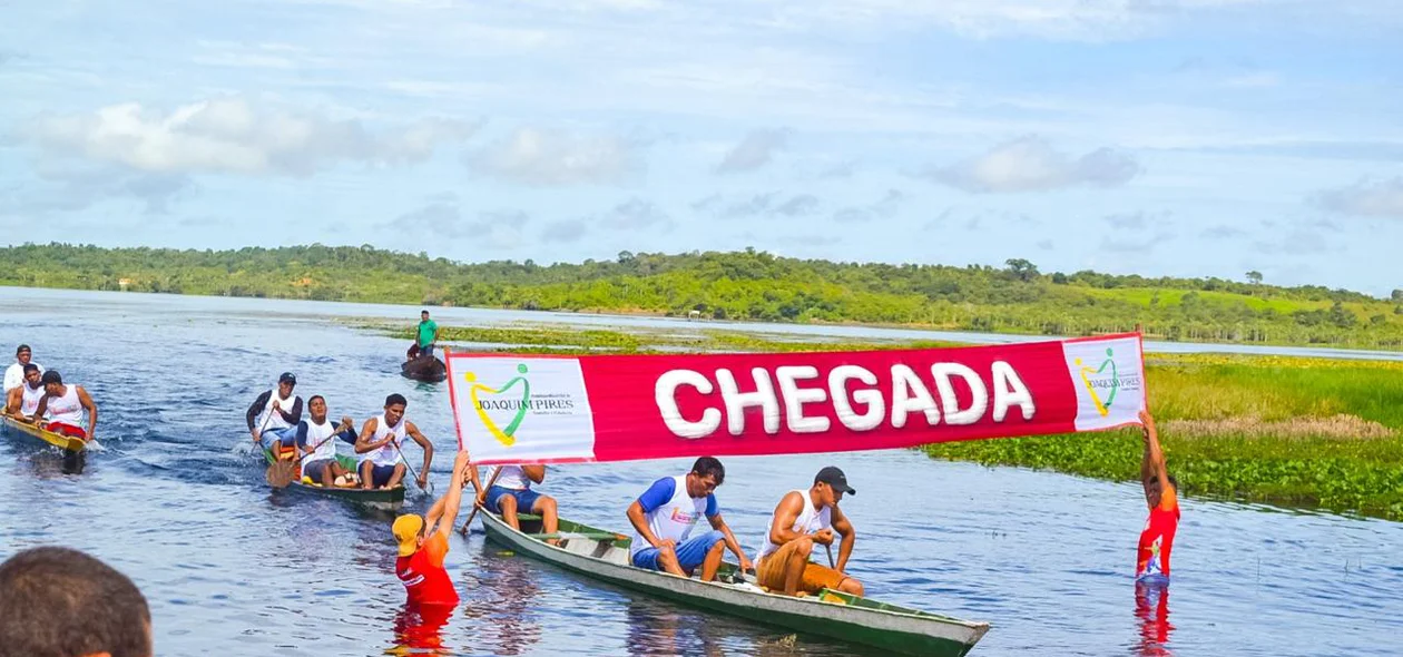 Regata de canoa em Joaquim Pires