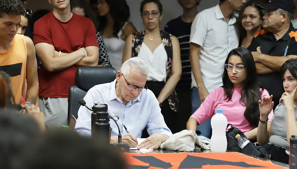 Reitor Gildásio Guedes em reunião com estudantes