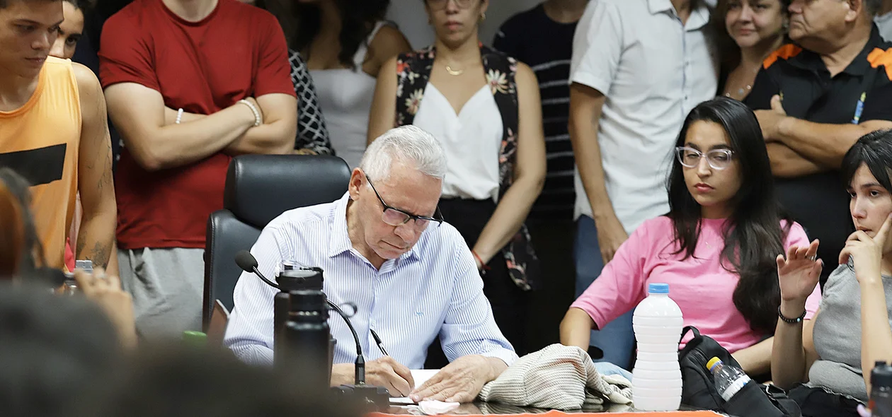 Reitor Gildásio Guedes em reunião com estudantes