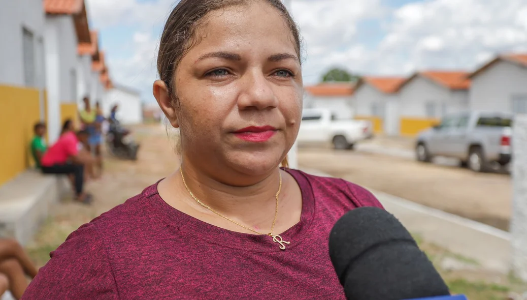 Rosiane Linhares, uma das contempladas com uma nova casa no Residencial Leonel Brizola