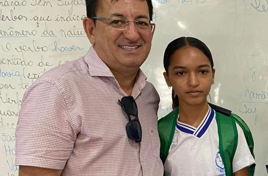 Secretário da Educação esteve presente na entrega