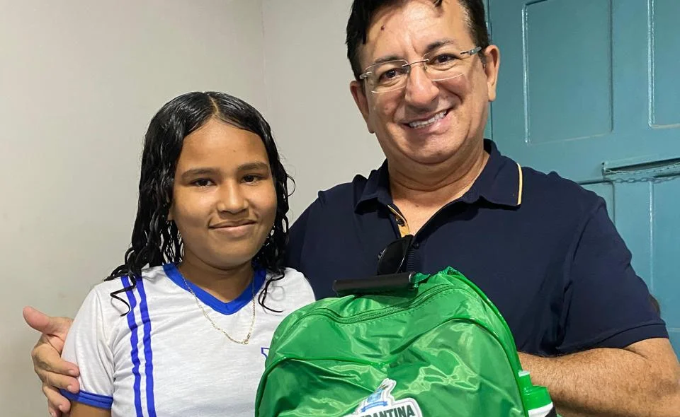 Secretário também entregou os kits