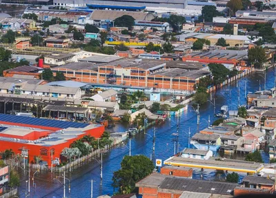 Sobrevoo sobre áreas alagadas de Porto Alegre