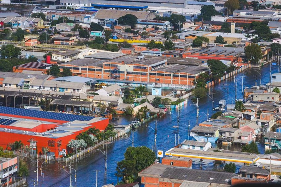 Sobrevoo sobre áreas alagadas de Porto Alegre