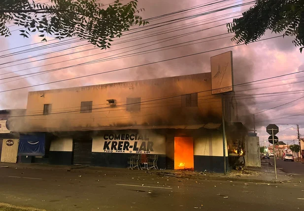 Supermercado Krer-Lar ficou totalmente destruído