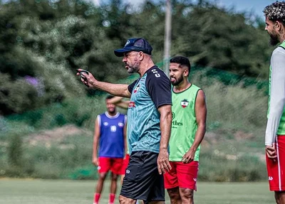 Técnico André Gaspar passando orientações para os jogadores do River